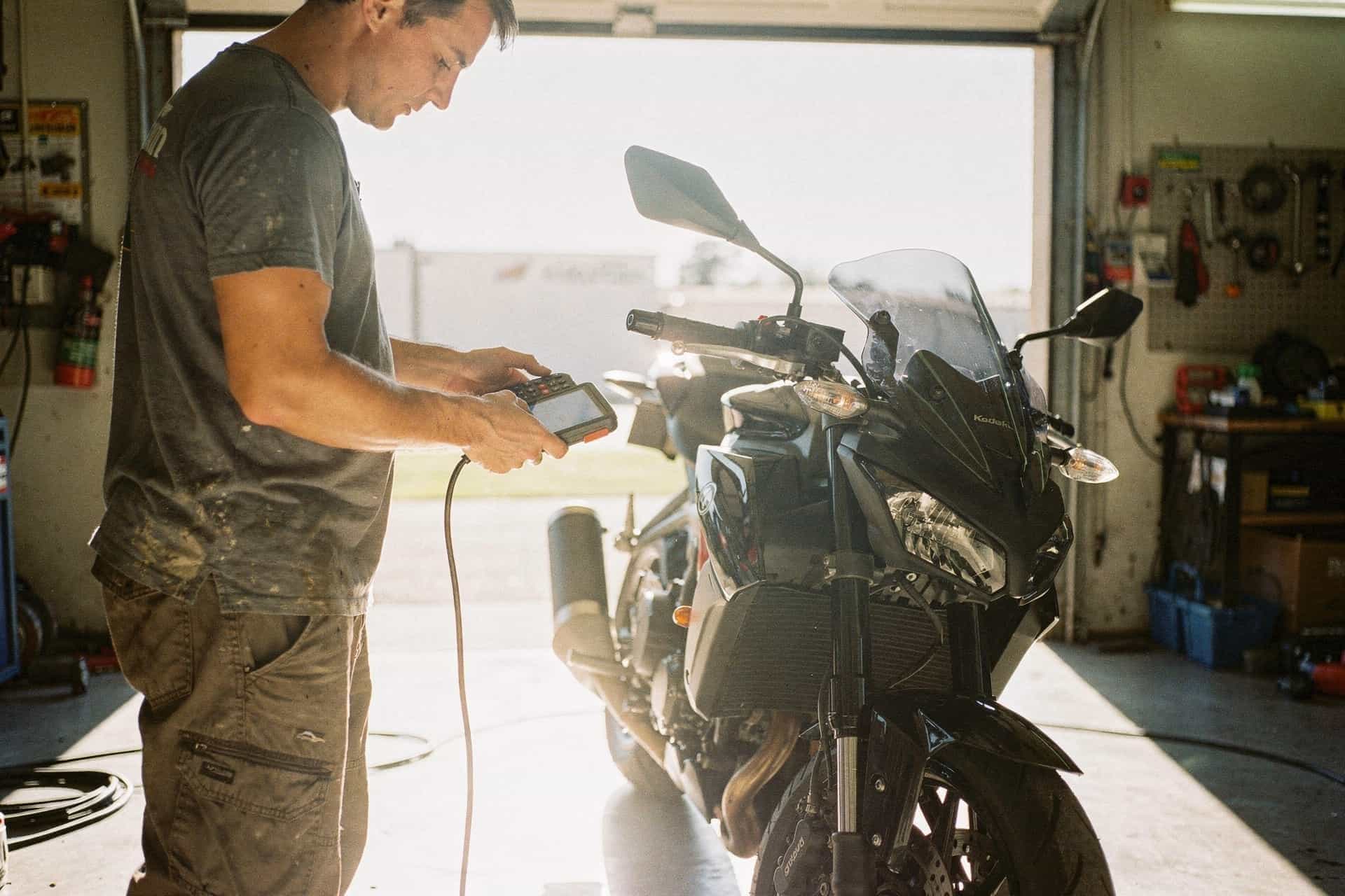 Fuel Injection vs Carburetor: Motorcycle Guide